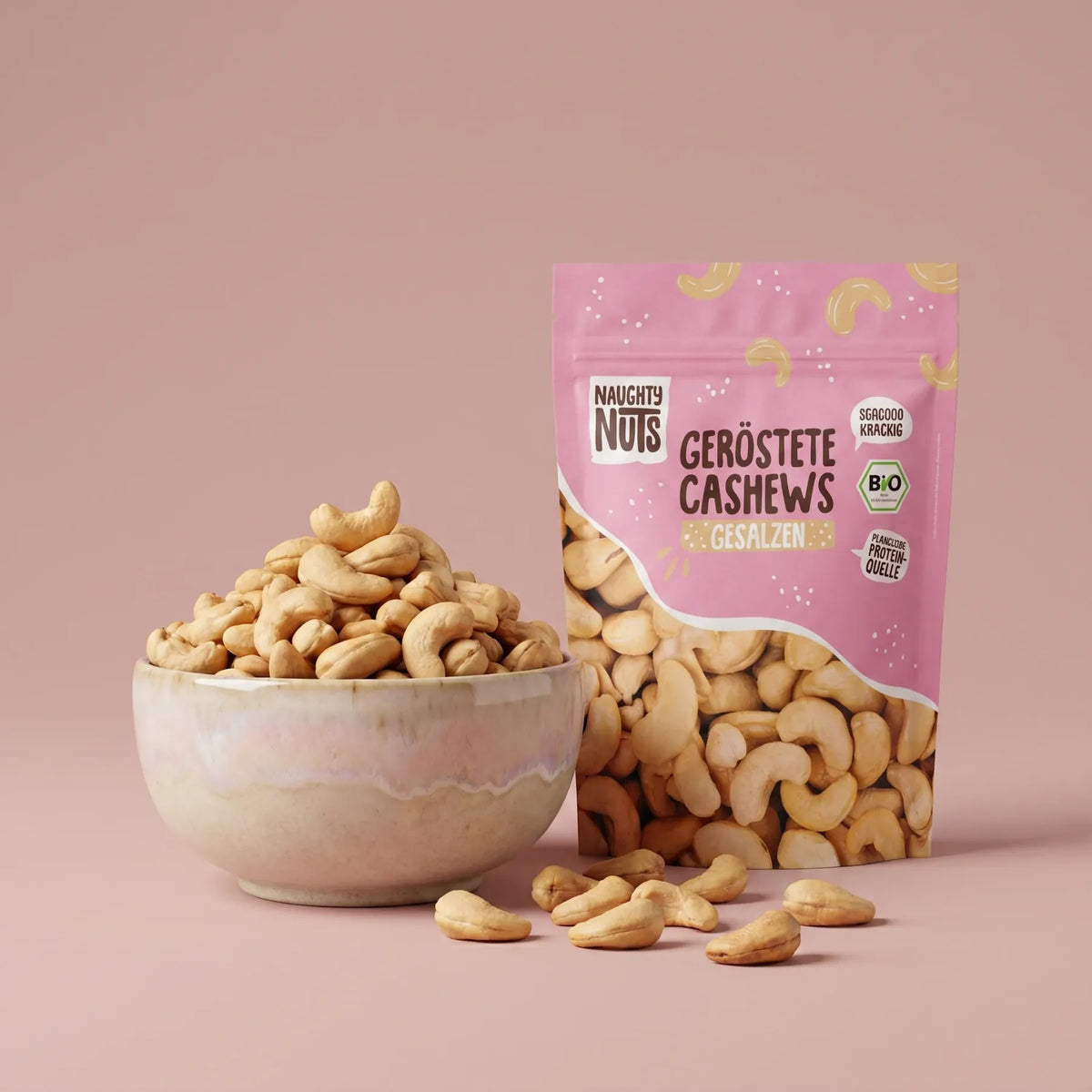 Naughty Nuts geröstete Cashews gesalzen in Schale und Verpackung