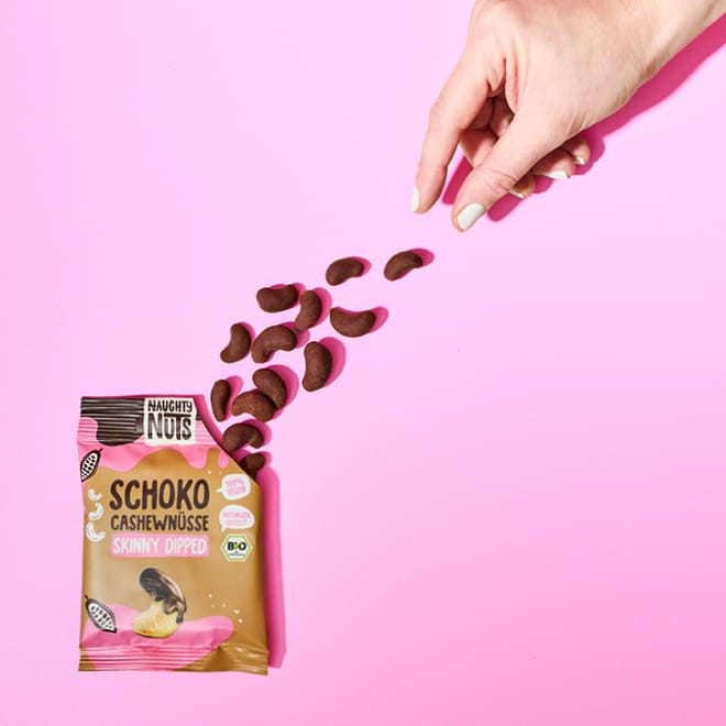 Naughty Nuts Nüsse mit Schokoladenüberzug Bio Schoko-Cashews (skinny dipped) - 10er Box