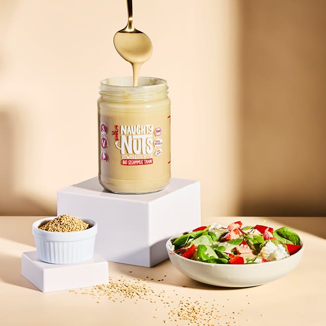 Bio Sesammus Tahin weiß (500g Glas) mit Löffel, Sesamsamen und Salat